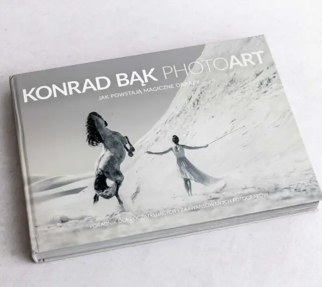 Książka "Konrad Bąk PHOTOART. Jak powstają magiczne obrazy" z koniem i kobietą na pustyni. Poradnik dla fotografów.