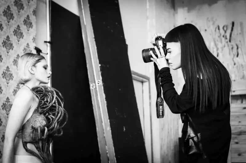 Karolina Orzechowska fotografuje modelkę w awangardowej stylizacji.